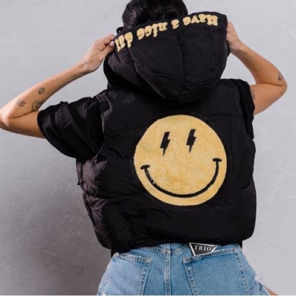 FALL 2024 Have A Nice Day Smiley Face Bolt Vector Urban Black Crop Puffer Vest - Picture 7 of 10